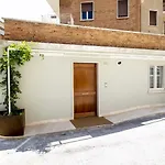 Gallery House 4*
