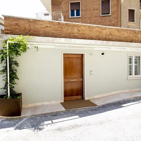 Gallery House 4*